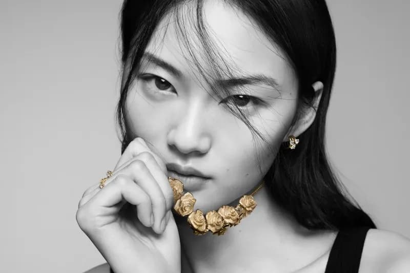 Wer singt in der Pandora Werbung? Aktuelle Songs & Künstler 2025